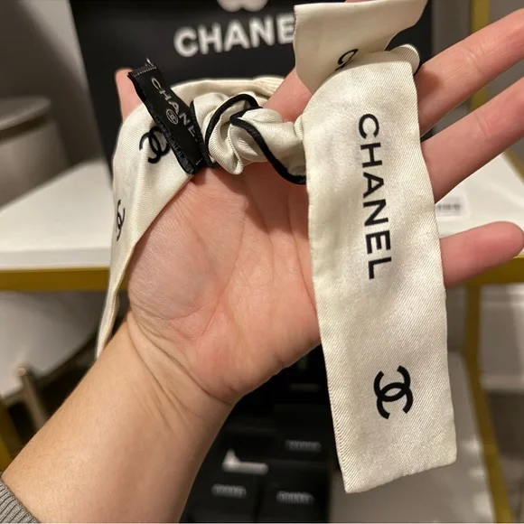 CHANEL HAIR TIE SILK OFF WHITE PREOWNED - Picture 6 of 8